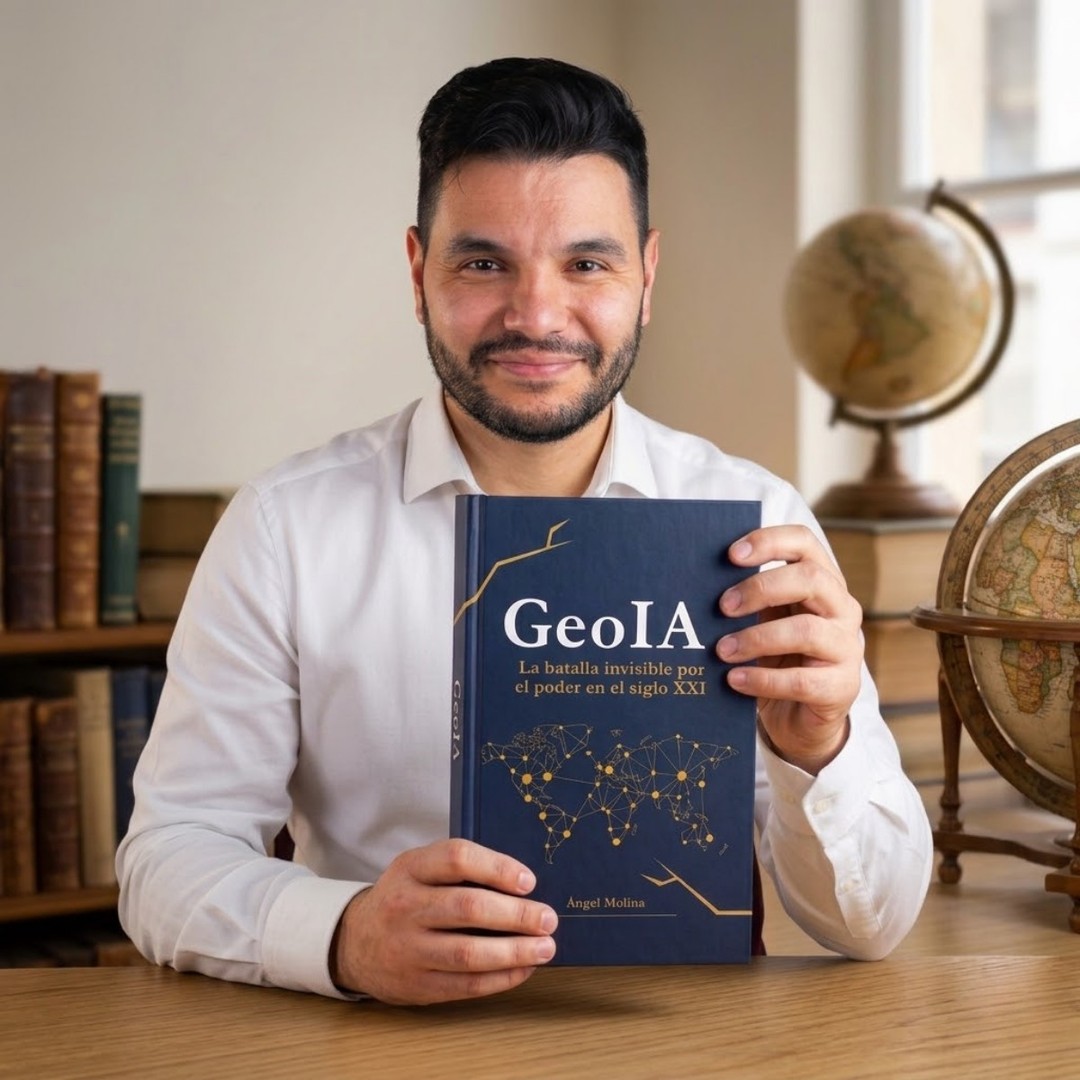 Fotografía profesional de Ángel Molina, mentor y consultor en inteligencia artificial, con su libro GeoIA