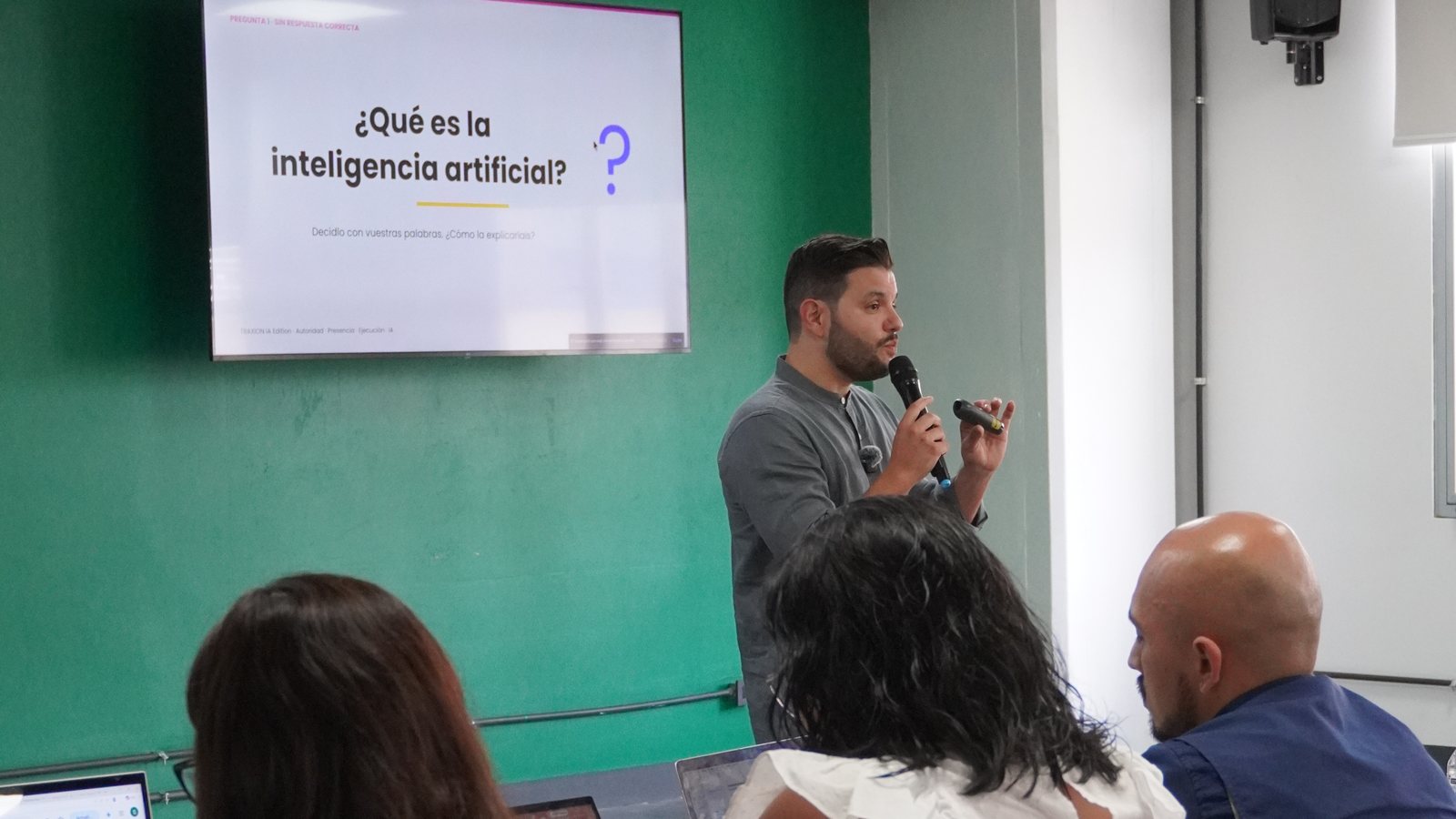 Ángel Molina dando una conferencia de inteligencia artificial ante el público asistente a TRAXION IA Edition en Campus Tec, Ciudad de Guatemala