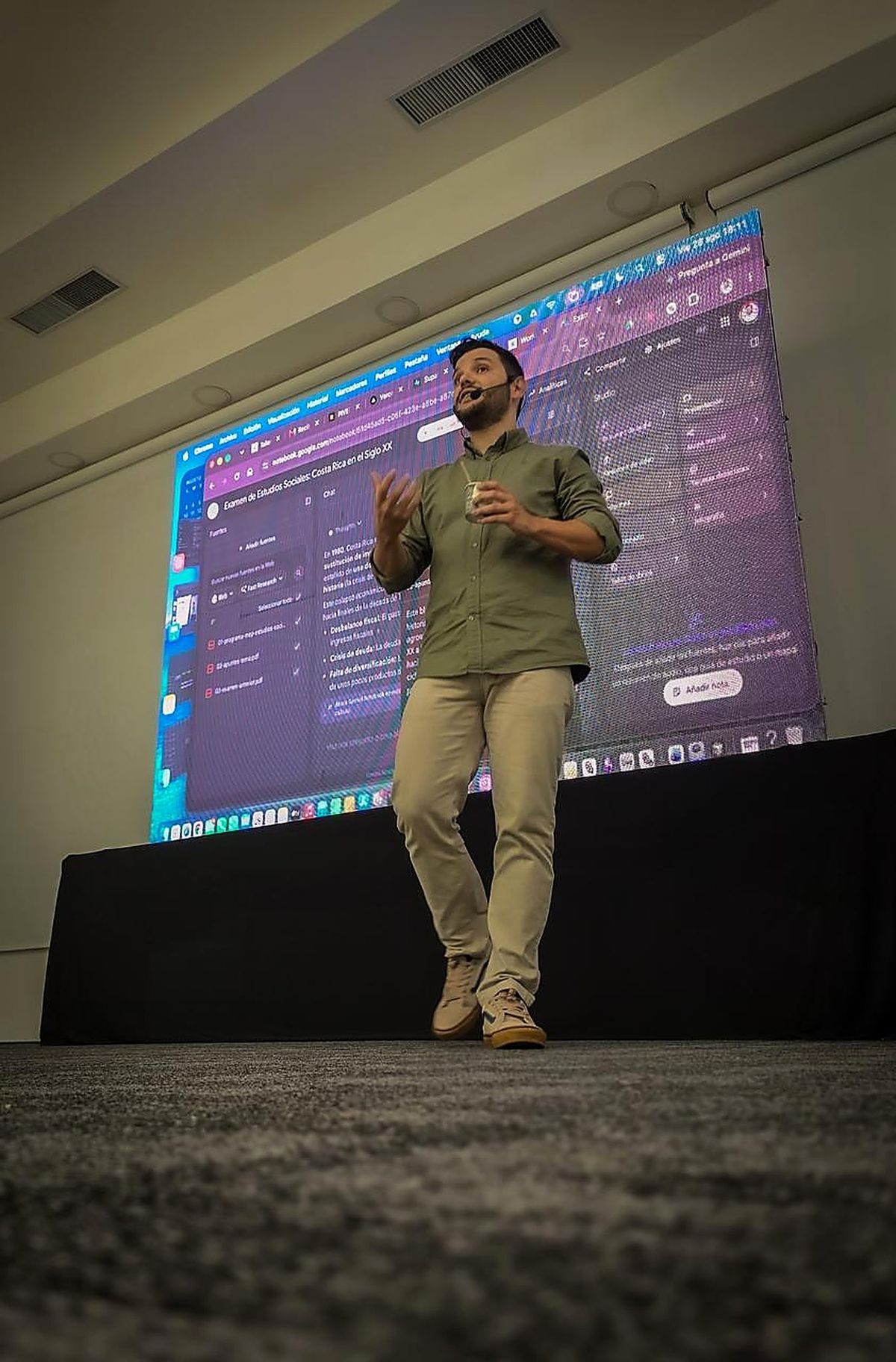 Ángel Molina en el escenario, ante una pantalla gigante, durante una conferencia de inteligencia artificial en Costa Rica