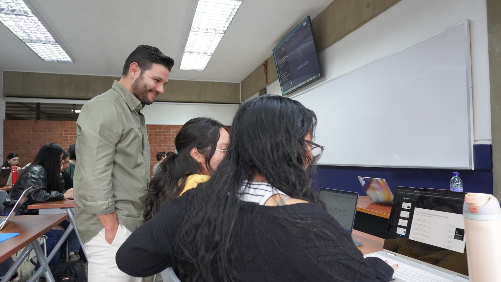 Ángel Molina acompañando a las alumnas con sus portátiles durante una formación de inteligencia artificial en la Universidad del Valle de Guatemala