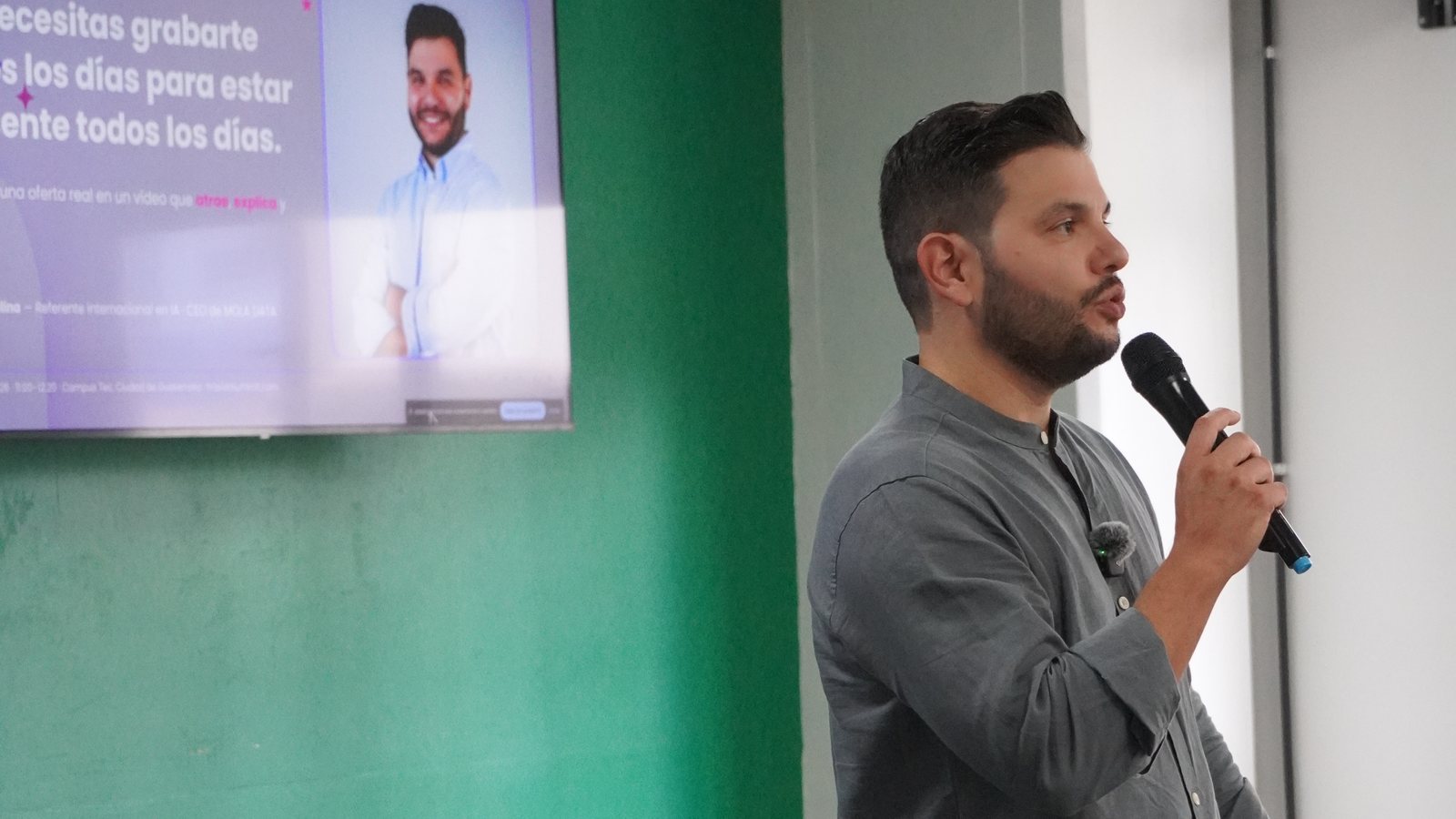 Ángel Molina durante una keynote de inteligencia artificial en TRAXION IA Edition, Campus Tec, Guatemala