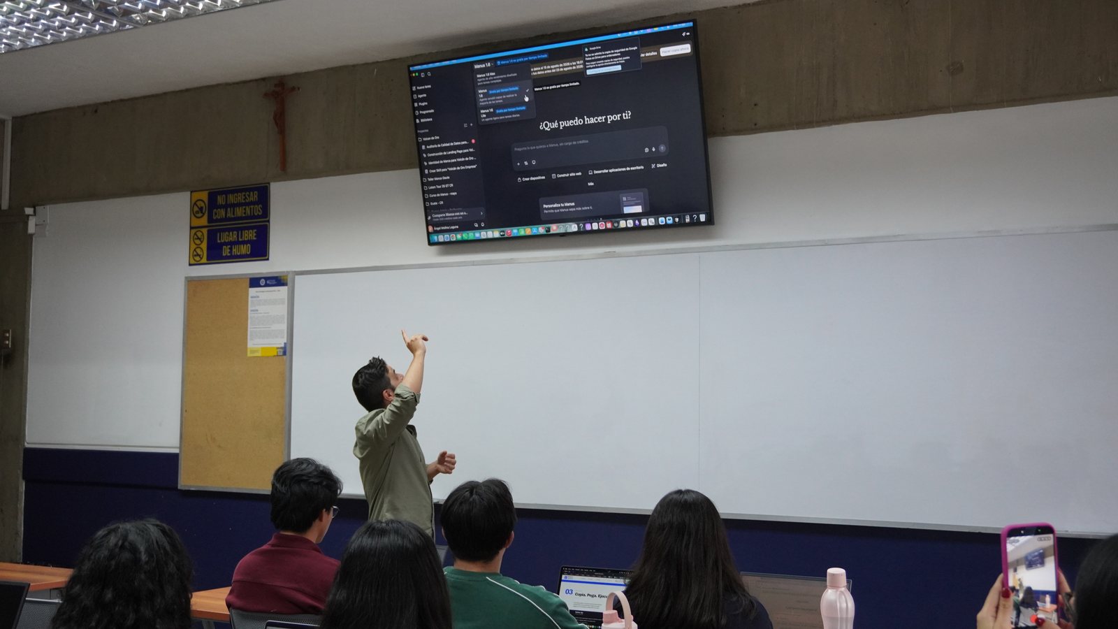 Ángel Molina señalando la pantalla ante los alumnos en la masterclass de IA aplicada a marketing en la Universidad Rafael Landívar, Ciudad de Guatemala, 19 de agosto de 2026