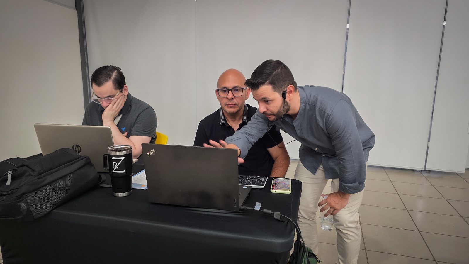 Ángel Molina explicando a un equipo con sus portátiles en una masterclass de inteligencia artificial en la Universidad Internacional de las Américas, Costa Rica