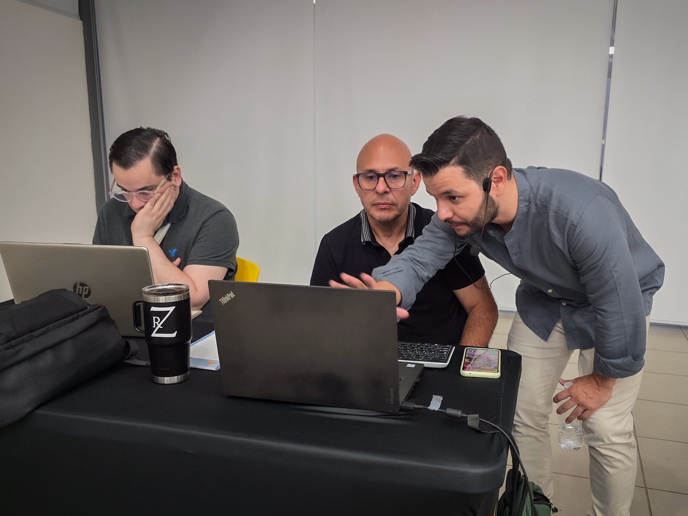 Ángel Molina acompañando a un equipo durante una mentoría de inteligencia artificial en la Universidad Internacional de las Américas, Costa Rica
