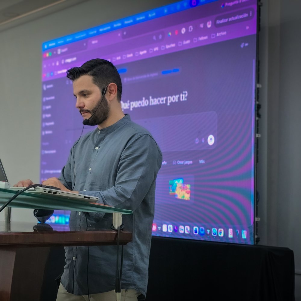 Ángel Molina como speaker de inteligencia artificial en el atril de la Universidad Internacional de las Américas, San José, Costa Rica