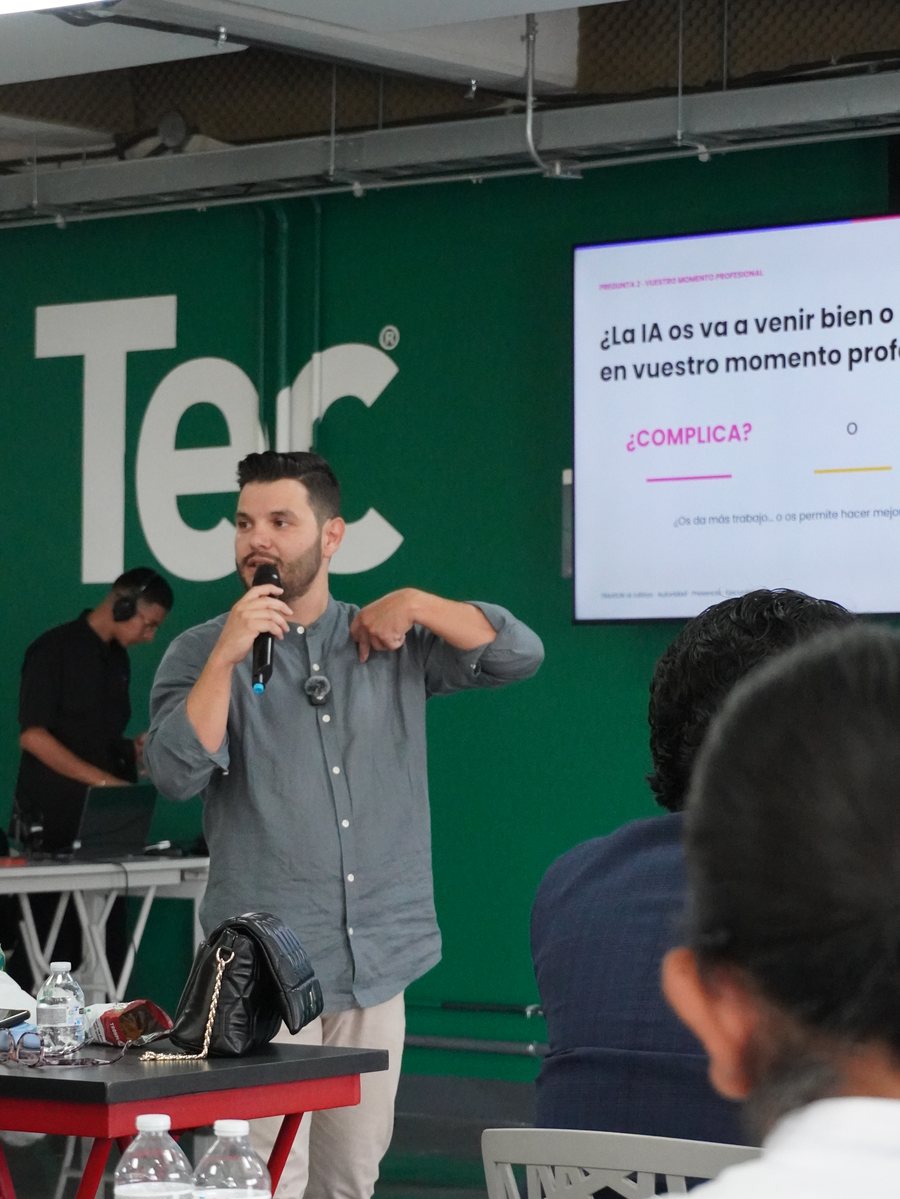Ángel Molina explicando inteligencia artificial aplicada durante TRAXION IA Edition en Guatemala