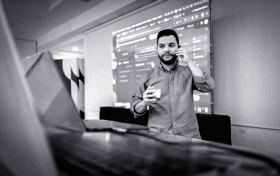 Ángel Molina, speaker internacional de inteligencia artificial, durante una conferencia con la presentación proyectada al fondo