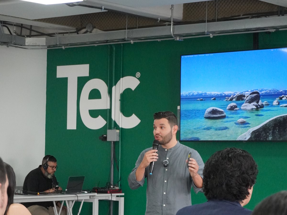 Ángel Molina como speaker en TRAXION IA Edition, Campus Tec, Ciudad de Guatemala