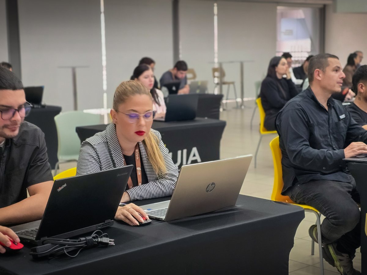 Equipo de una empresa durante una masterclass de inteligencia artificial impartida por Ángel Molina