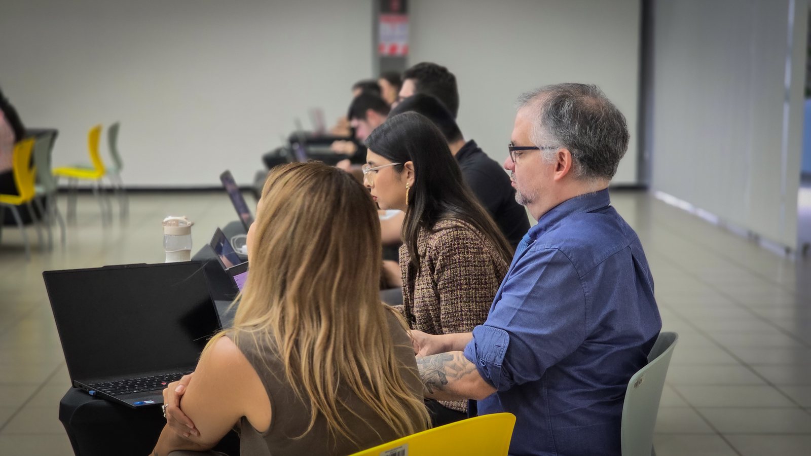 Alumnos trabajando con portátiles en un taller práctico de IA de Ángel Molina en la Universidad Internacional de las Américas