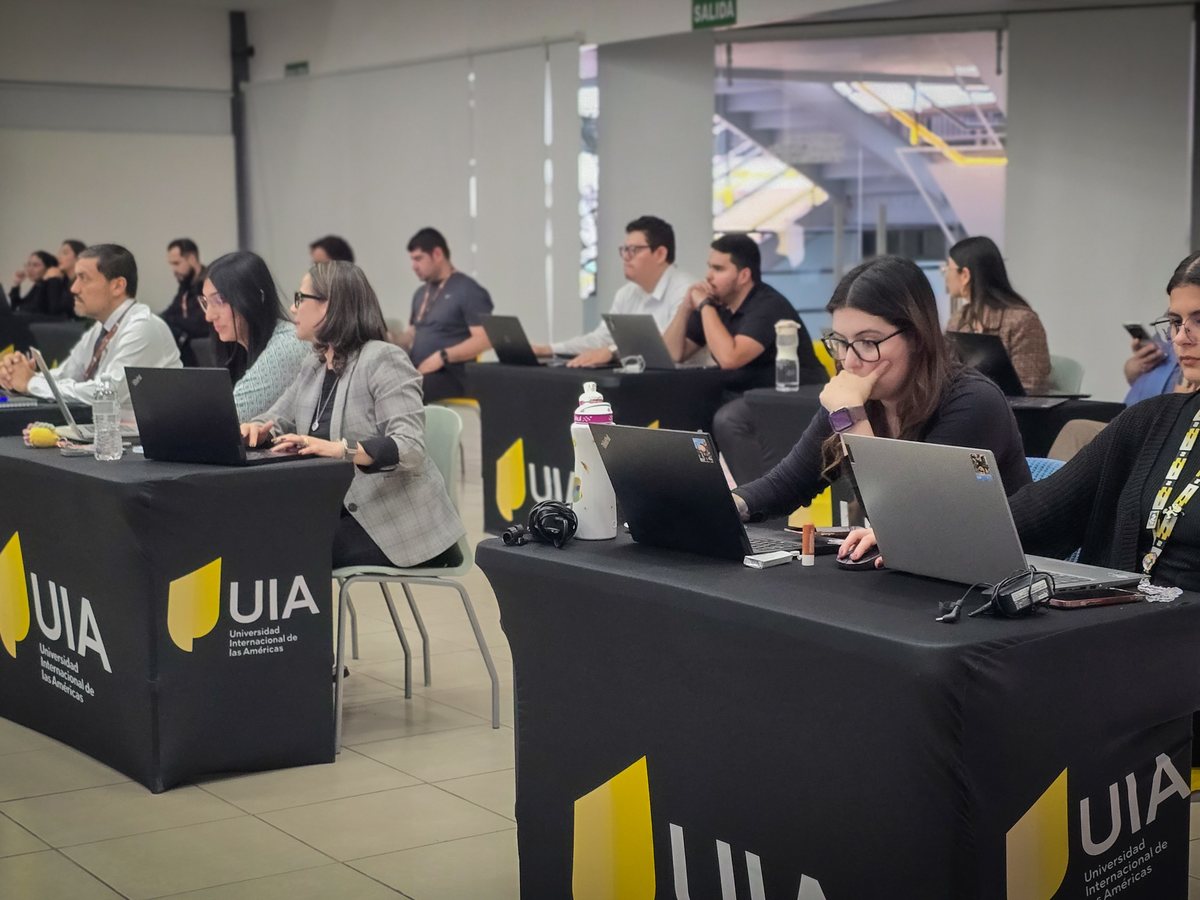 Asistentes trabajando con sus portátiles en un taller práctico de inteligencia artificial de Ángel Molina