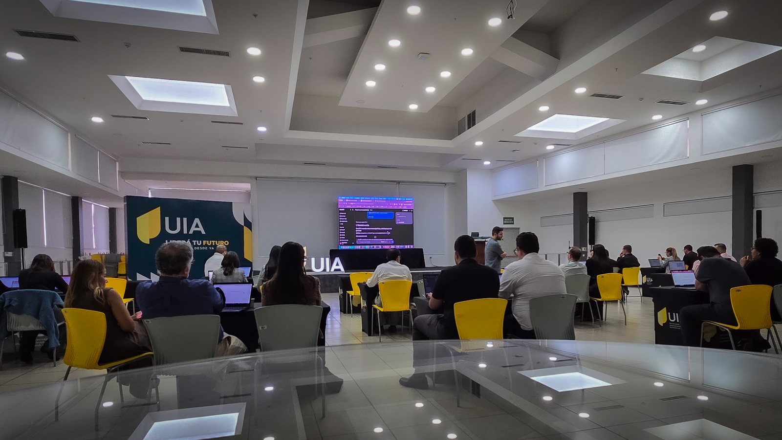 Sala de los talleres de inteligencia artificial de Ángel Molina en la Universidad Internacional de las Américas, Costa Rica